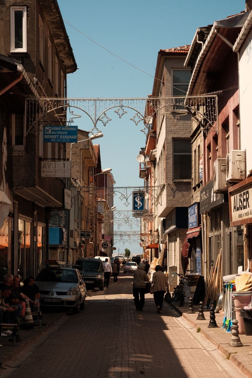 Explore the rustic charm of a bustling street in İnebolu, Kastamonu, Türkiye under a clear blue sky.